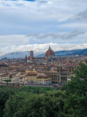 Michelangelo Meydanı 'ndaki Floransa, İtalya' nın panoramik manzarası. Floransa 'nın kalbinin görüntüsü, Belvedere' den Santa Croce 'a, köprüler ve köprüler boyunca uzanır..