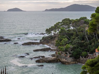 Fiascherino plajı, Lerici belediyesi, Liguria, İtalya, Avrupa 'da La Spezia Körfezi. Ufukta ünlü Portovenere kasabası veya Porto Venere