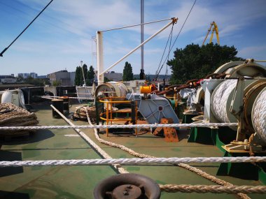 Geminin ön tarafında bir vinç var.