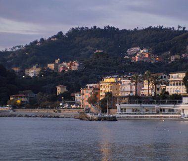 lerici yakınlarındaki Venere Azzurra plajı yakınlarındaki yerleşim yeri.