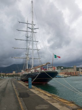 La Spezia 'ya demir atmış uzun bir gemi.