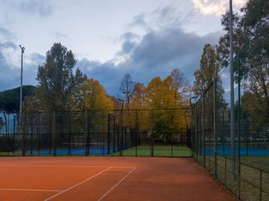 İtalya 'daki bir tenis kortunun ayrıntıları
