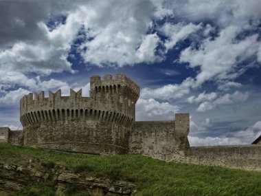 Nekropoleis, eski harabeler, kale ve denizle tanınan Etrüsk şehri Populonia. Populonia, Baratti Körfezi yakınlarında antik bir Etrüsk şehriydi. Gösterişli seyahat programları