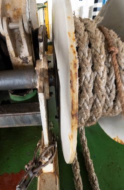 Geminin ön tarafında bir vinç var.