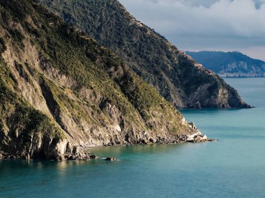 Yaz mevsiminde ligurian kıyı şeridi manzarası