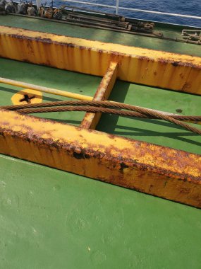 Gemideki konteynırları kaldırmak için sarı yayıcı aygıtı