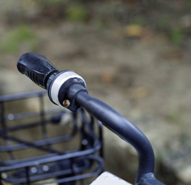 Kapatın Eski rusly metal çan Dışarıda eski bir bisiklet gidonu üzerinde sokak arka planında