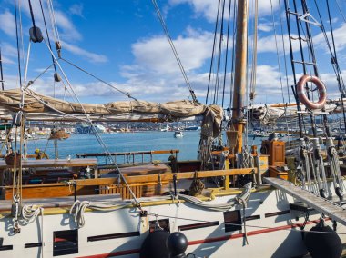 La Spezia limanında bir lödo teknesi, yirminci yüzyılın son yıllarına kadar latin bir yelkenli.