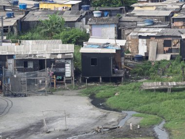 Tev terminali yakınlarındaki Santos Extuary Brasil 'de gecekondu mahallesi. 