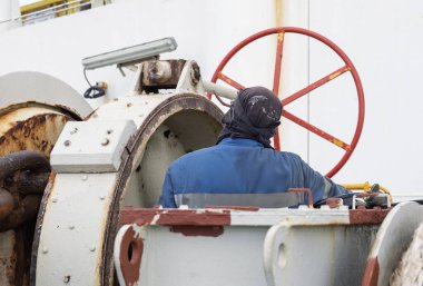 Geminin ön vinci çekiliyor.