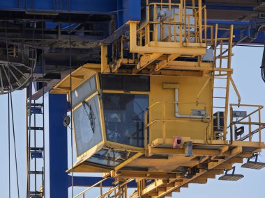 Vinç Yükleme Konteynırının detaylı görüntüsü. Altamira Limanı 'ndaki gemilere konteynır yüklemek için kullanılan büyük bir vincin detayları