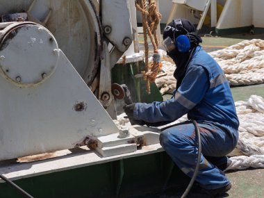 Denizci boya vinçini ileri istasyonda kırıyor.
