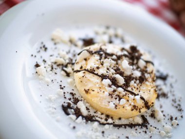 Çikolata parçacıklı ve kremalı vanilyalı.