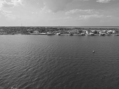 Jacksonville Limanı 'na girmeden önce nehirdeki modern villalar.