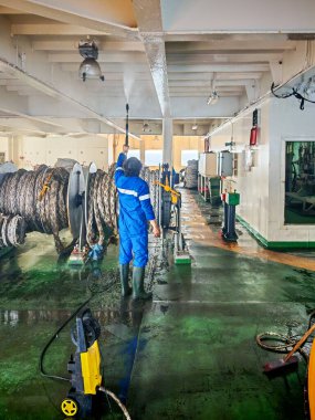 Ticari bir gemide kıç manevra istasyonunda temiz suyla yıkanmak.