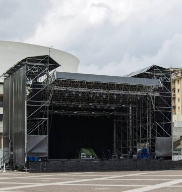 Konser sahnesi. Konserden ve destek araçlarından önce sahneyi aç.