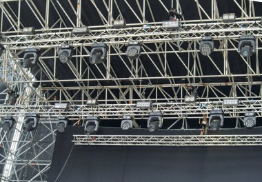 Konser sahnesi. Konserden ve destek araçlarından önce sahneyi aç.