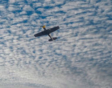 Hava gösterisi sırasında akrobatik uçak