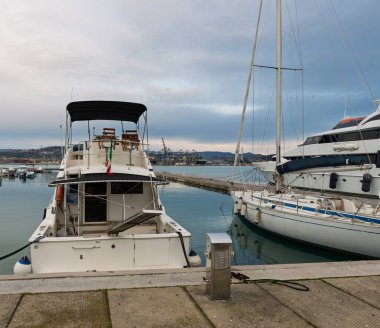 İtalya 'da bir limanda lüks bir yat