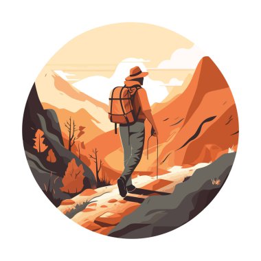 Sırt çantalarını dağ ormanlarında gezdiren adam.