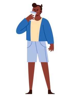 Eko bardakta kahve içen adam izole bir şekilde ayakta duruyor.