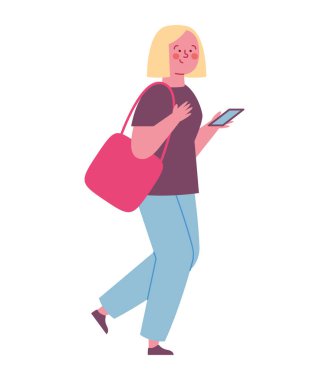 Elinde telefonla yürüyen kadın.