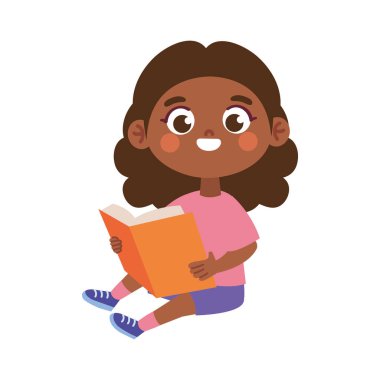 Küçük kız yalnız başına oturmuş kitap okuyor.