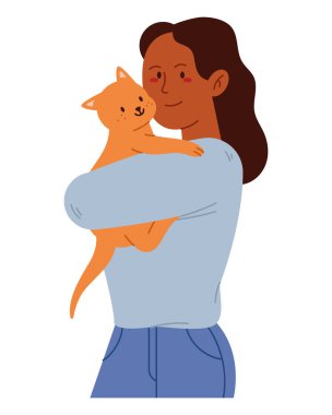 Mutlu genç kadın sevimli köpeğini sevgiyle kucaklıyor.