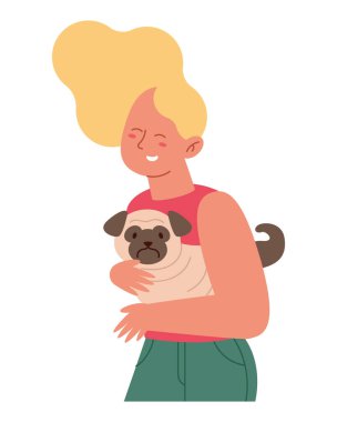 Neşeli kadın sevimli köpeğini sevgiyle kucaklıyor.