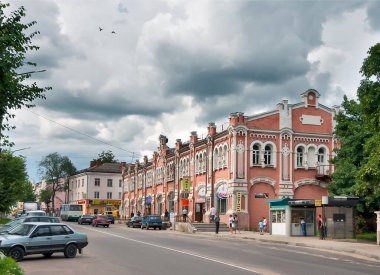 KLINTSY, RUSSIA - 16 Temmuz 2012: Mimari Ticaret Satırları Anıtı. Devlet tarafından korunuyor. Oktyabrskaya caddesinde. Moskova Gastronomu.