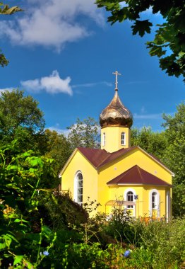 KLINTSY, RUSSIA - 17 Temmuz 2012: Alexander Nevsky Ortodoks Kilisesi. 2010 'da şehir merkezinde Peter ve Paul kilisesinin yanında inşa edildi..