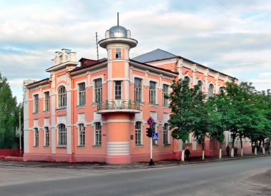 KLINTSY, RUSSIA - 24 Haziran 2007: Bir mimari anıt, 19. yüzyılın sonlarında inşa edilmiş bir ev. Kadın jimnastik salonu. Şimdi bina çocukların yaratıcılığı için bir merkez..