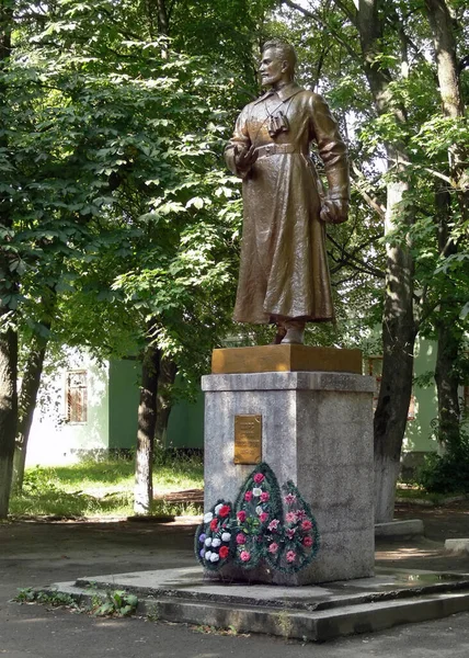 KLINTSY, RUSSIA - 02 Temmuz 2007: İç Savaş Şebekeleri kahramanı Nikolai Alexandrovich anıtı. Anıt aynı ismin meydanına dikildi..