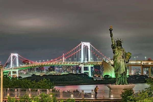 Tokyo Japan Listopad 2016 Replika Statuy Wolności Tęczowym Mostem Nad Zdjęcia Stockowe bez tantiem