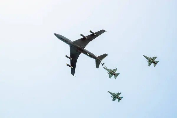 공중에 이스라엘 F16 항공기를 재충전 로열티 프리 스톡 사진