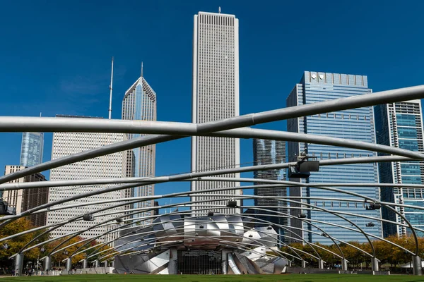 2018年10月14日 美国伊利诺斯州芝加哥千禧公园 位于芝加哥市中心的千禧公园的著名入口 其天际线位于市中心 — 图库照片