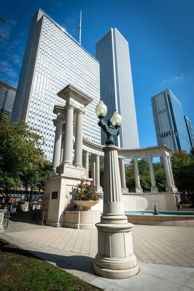 2018年10月9日 美国伊利诺斯州芝加哥千禧公园 位于芝加哥市中心的千禧公园的著名入口 其天际线位于市中心 — 图库照片