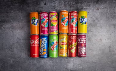 21 Aralık 2022: Lyon, Rhone Alpes Auvergne, Fransa: tatlandırılmış gazoz grupları. Malzemenin arka planında ünlü markalar