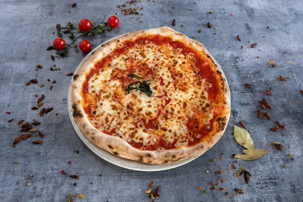 Красивая Вкусная Традиционная Пицца Готова Употреблению — стоковое фото