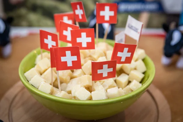 2021年10月21日フランス ローヌ アルプ オーヴェルニュ スイス産チーズ グリュイエールAopスイス が食欲をそそります — ストック写真