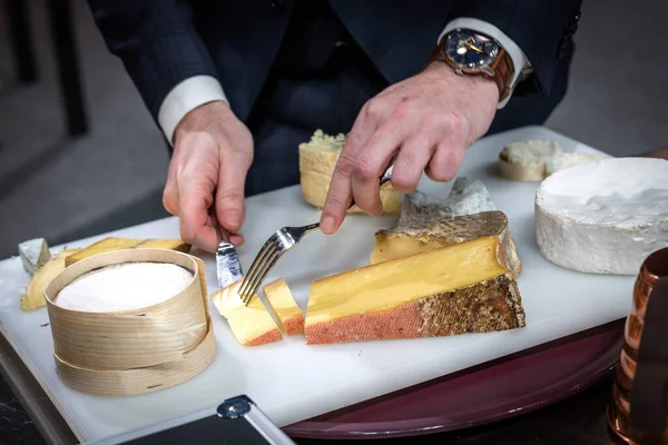 Waiter Cuting Cheese His Client Hotel — kuvapankkivalokuva