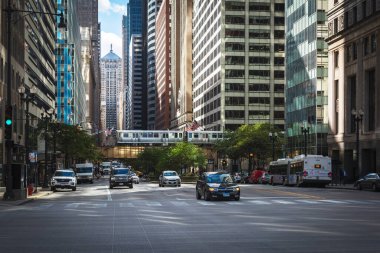 Chicago, Illinois, Amerika Birleşik Devletleri: 11 Ekim 2018, Chicago City Center - Chicago, Illinois, ABD binaları arasındaki Loop, Glass ve Steel köprüsündeki yüksek raylı tren
