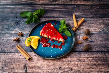 Lezzetli ve el yapımı peynirli kek tabağı. 