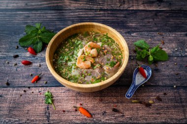 Vietnam spesiyali: bir kasede ravioli çorbası ve ahşap bir masaya konmak.