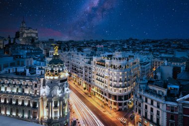 Gran caddesinde trafik ışıkları gece Madrid 'de ana alışveriş caddesinde. İspanya, Avrupa. 
