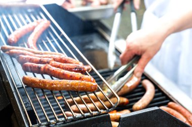 Bahçe partisi, tadılmış yemek ve barbekü hazırlığı.