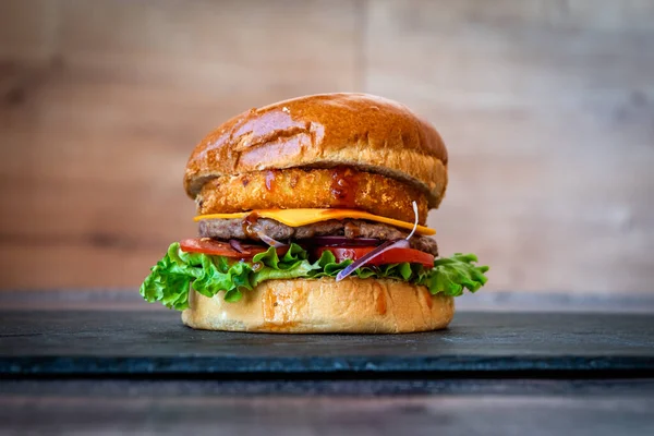 Burger Bœuf Laitue Sésame Cheddar Tomate Cheddar Sur Fond Noir — Photo