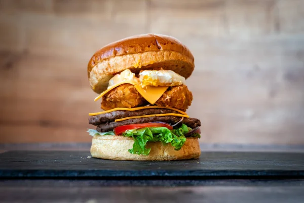 Siyah Arka Planda Susamlı Sığır Burger Marullu Çörek Domates Peyniri — Stok fotoğraf