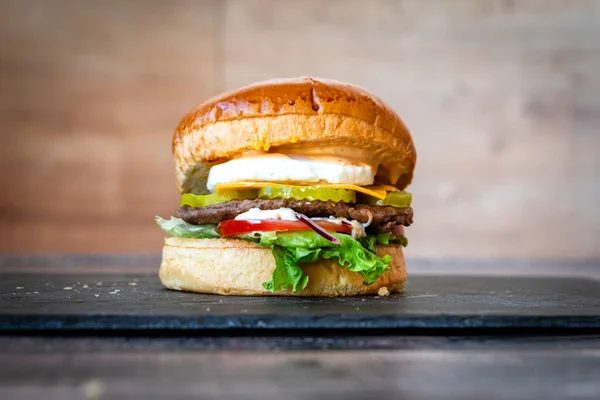 Siyah Arka Planda Susamlı Sığır Burger Marullu Çörek Domates Peyniri — Stok fotoğraf