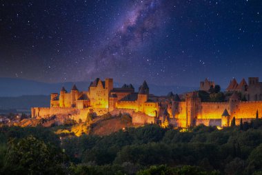 Ünlü unesco sitesi: Geceleyin ve galakside eski Carcassonne şehri 